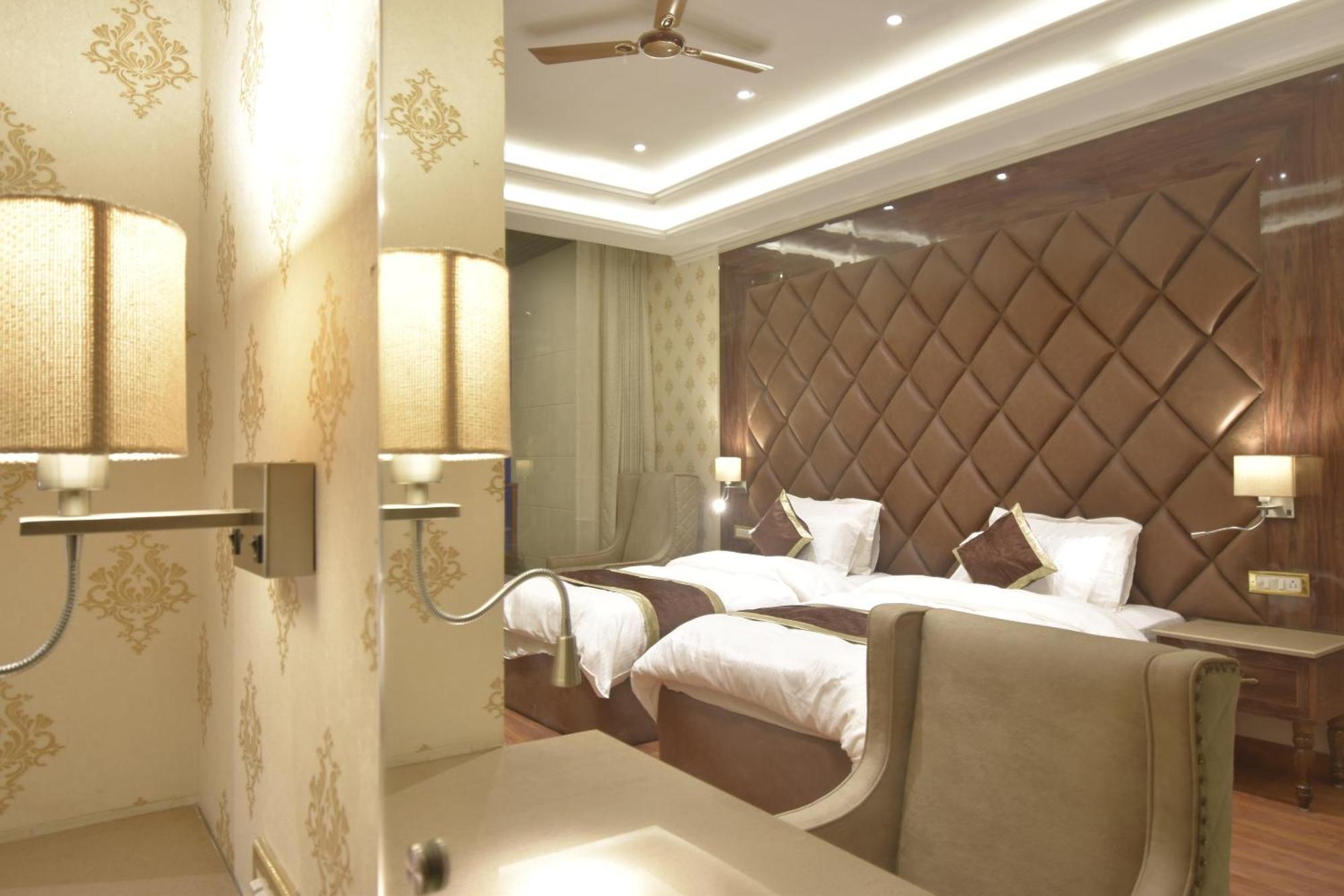 Grand Him Queen Ac Centralized ดารัมซาลา ภายนอก รูปภาพ
